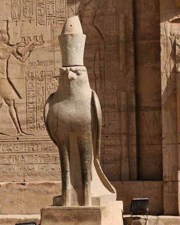Templo de Edfu l Estatua de Horus