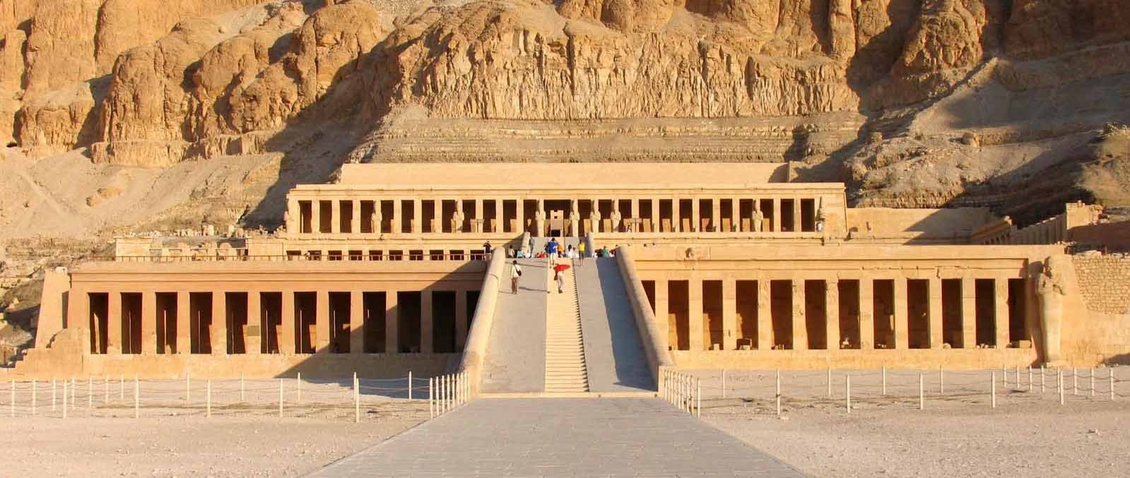 Templo de hatshepsut (Deir El Bahari) en la ciudad de Luxor