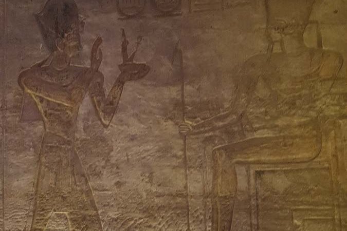 Templos de Abu Simbel - Templo de Nefertari -Ramses presenta El Maat a Amon Ra